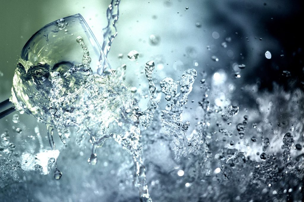 Idratazione: perché bere acqua è importante per il benessere water, wine glass, water splash, refreshment, water glass, drink, nature, drinking glass, rinsing, close up