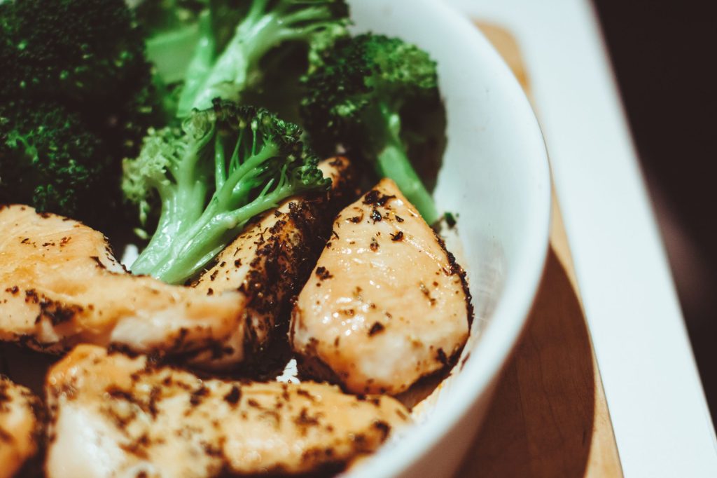 Fibre, proteine e grassi buoni: come costruire un pasto equilibrato Close-up of a healthy homemade chicken and broccoli dish, perfect for a nutritious meal.