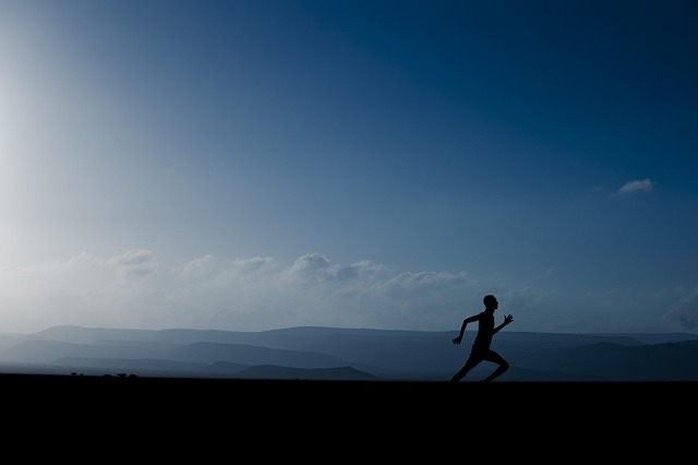 Longevità : tre abitudini quotidiane per vivere a lungo e bene landscape, mountains, sky, clouds, man, running, exercise, silhouette, nature, outside, jogging, running, running, running, running, running, exercise, exercise