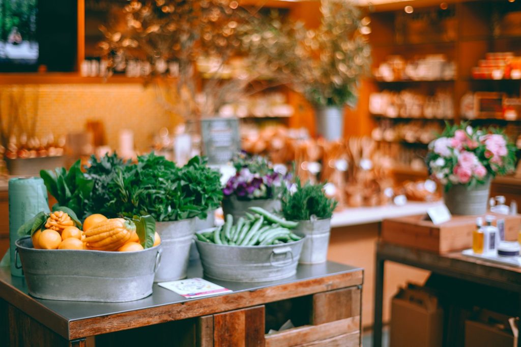 Come leggere un’etichetta bio Assorted fresh vegetables and herbs in iron containers on table in modern store